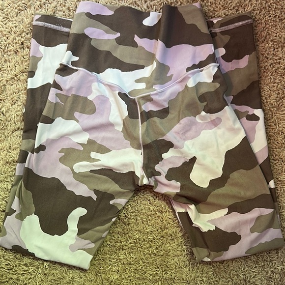 Aerie Camouflage Leggings in Brown and Cream - Picture 3 of 4